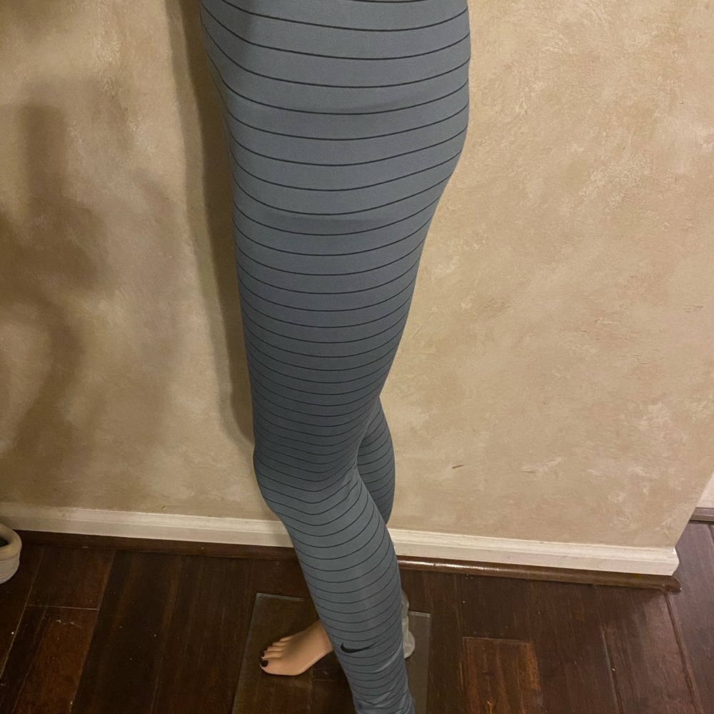 Nike gray leggings - Picture 3 of 4